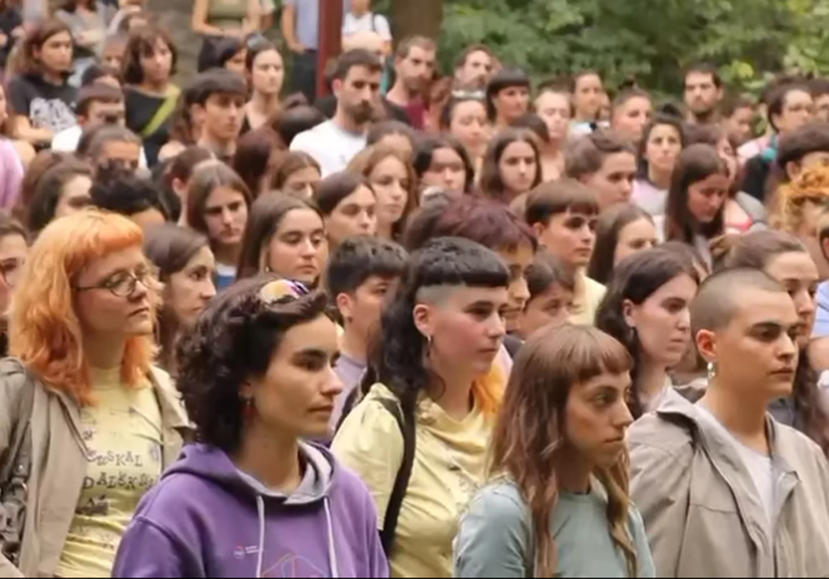 Imagen secundaria 1 - Diferentes momentos del vídeo que han colgado en sus redes sociales.